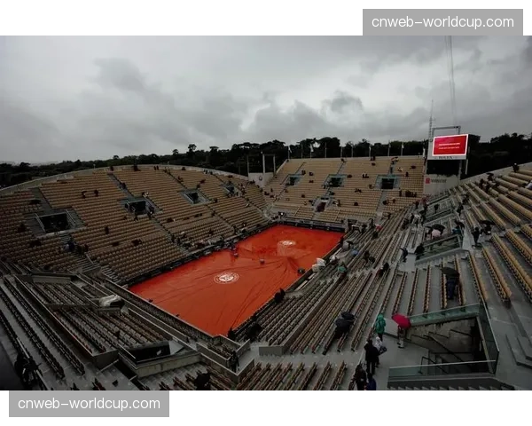 老特拉福德球场新LED广告系统故障，导致比赛一度中断五分钟